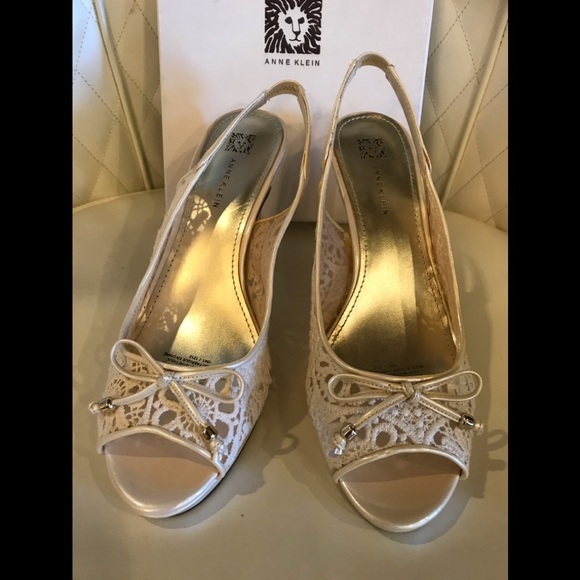 NEW Anne Klein Ivory Lace Shoes - Picture 2 of 13